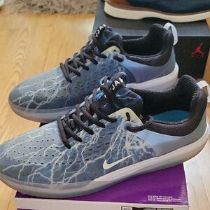 Sz 11 MENS Nike Athletic Shoes - Black and Blue